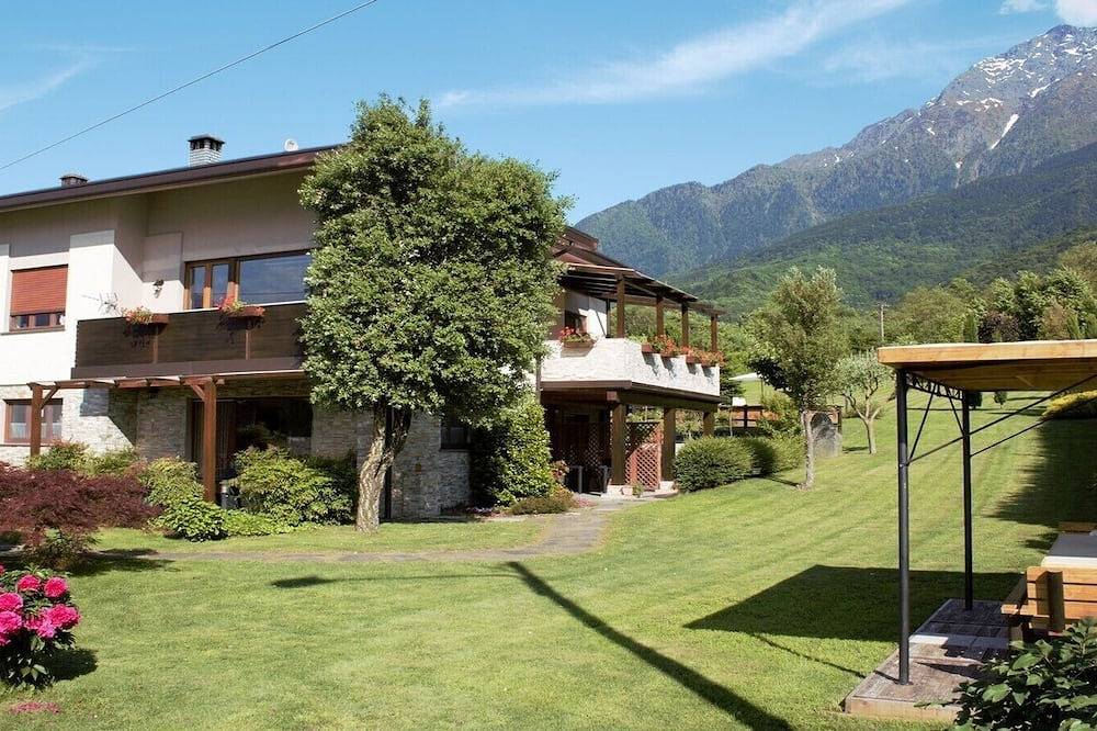 Villatrecariole für 2 mit pool und blick auf die berge und den see in Colico, Orobie Alpen West
