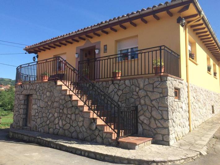 Casa rural para 6 personas, con vistas y balcón en Parres