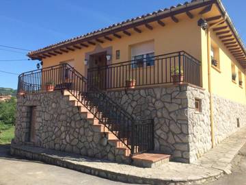 Casa rural para 6 personas, con vistas y balcón en Parres