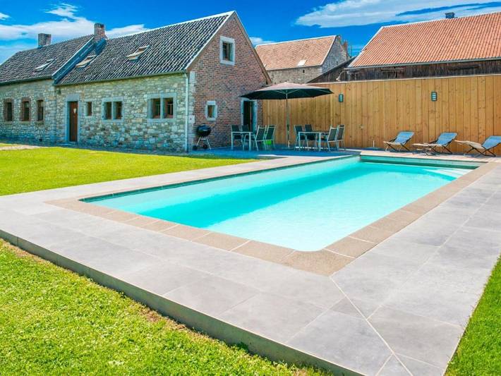 Location de vacances pour 12 personnes, avec piscine et jardin ainsi que sauna et terrasse à Limbourg