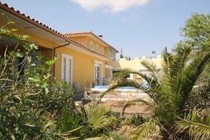 Chambre d’hôte pour 4 personnes, avec Balcon et Terrasse ainsi que Jardin et Piscine