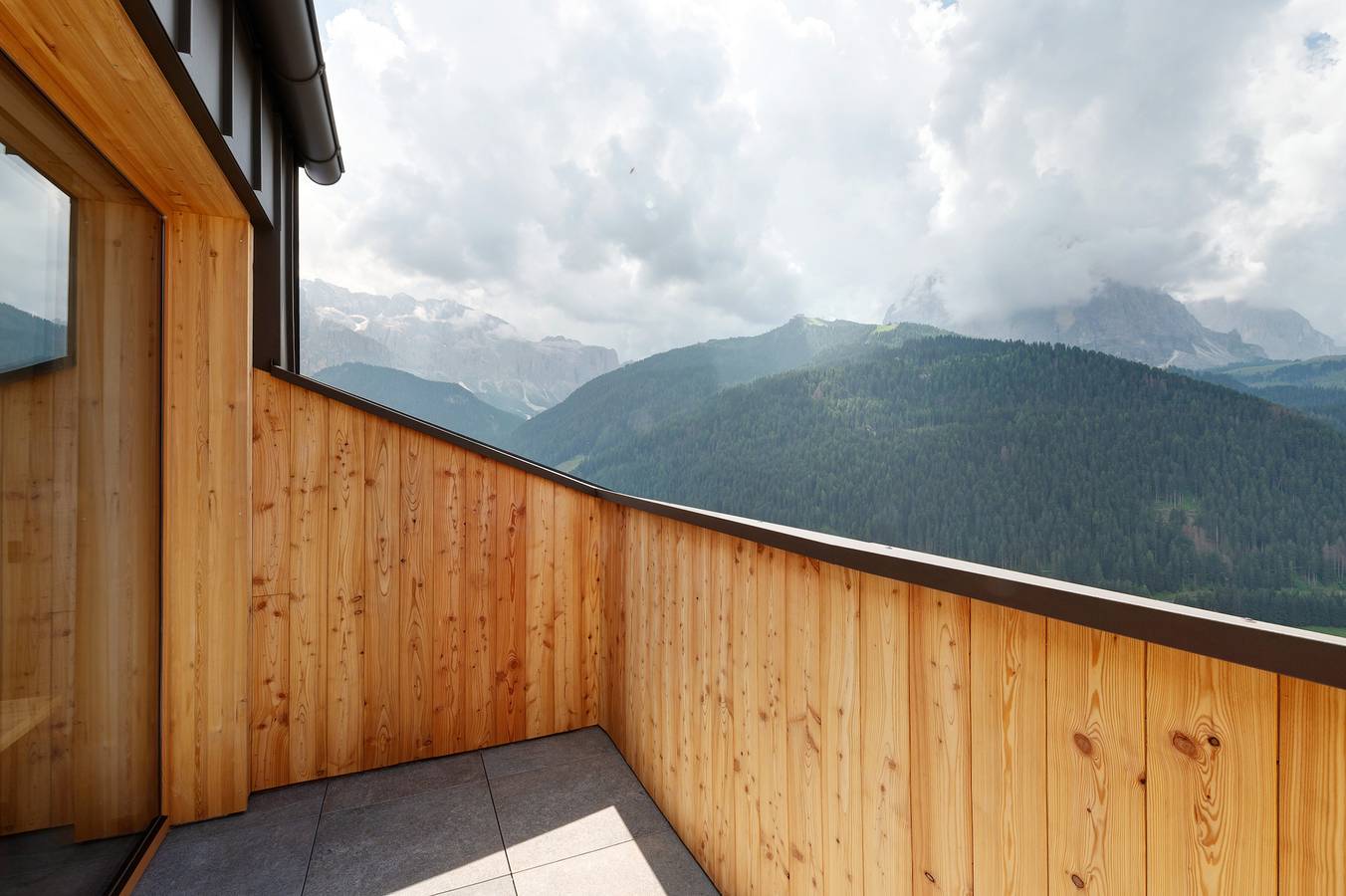 Entire apartment, Apartment 'Lat' with Mountain View, Shared Garden and Wi-Fi in Daunei, Wolkenstein