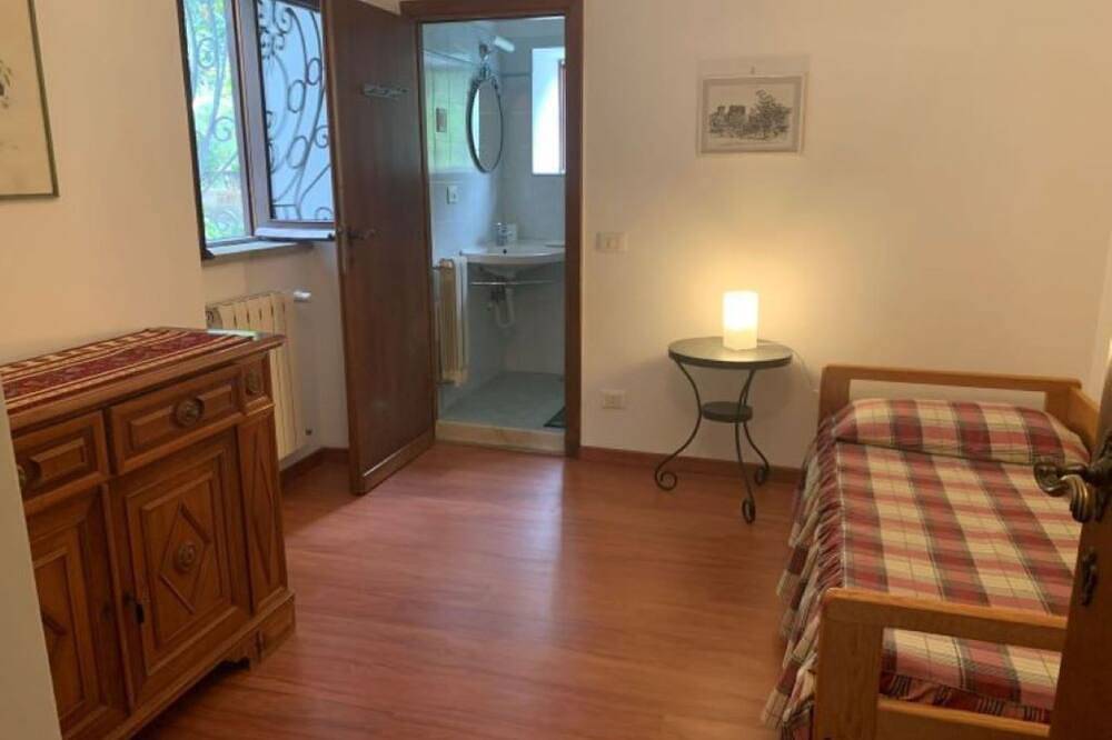 Entire apartment, Villa Garden am See in Bracciano, Lake Bracciano