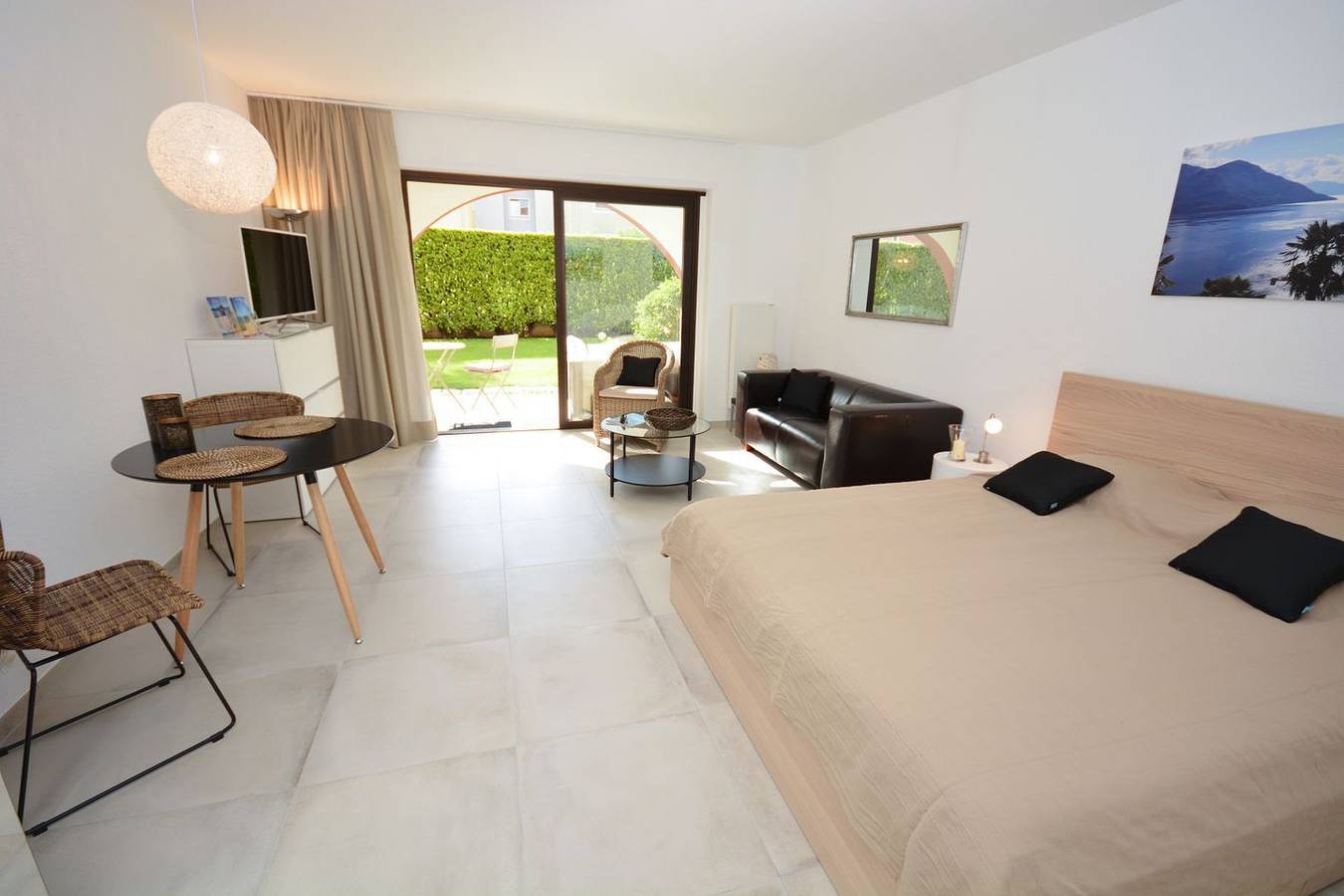 Entire apartment, Stylish garden apartment ideal for couples with outdoor pool and sunbathing area in Ascona, Ticino Alps and Verbano