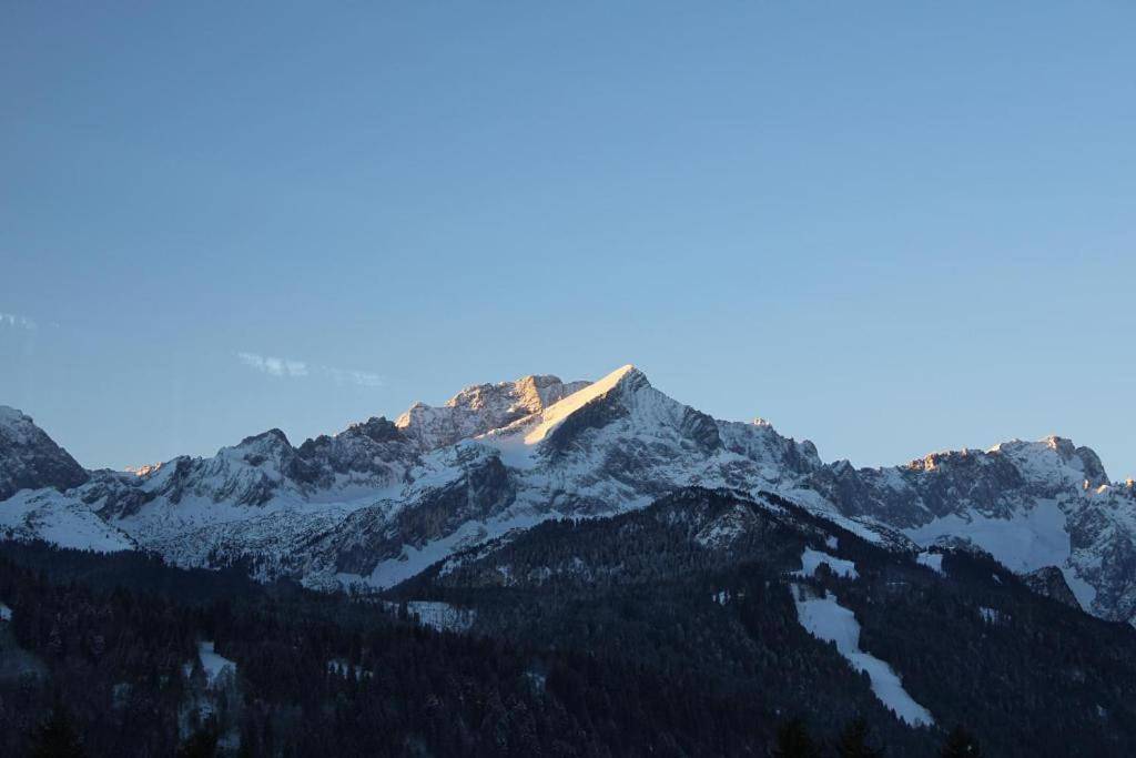 Pfeiffer Alm mit Blick auf die Zugspitze in Garmisch-Partenkirchen, Bayerische Alpen