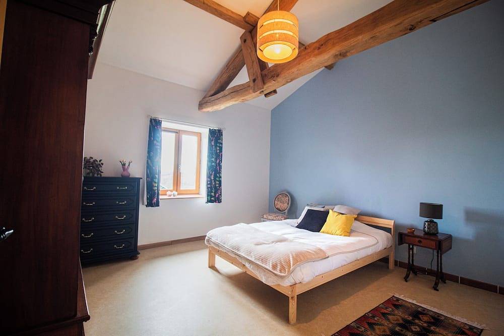 Rural vacation home with garden and 4 bedrooms in Thiat, Région de Bellac
