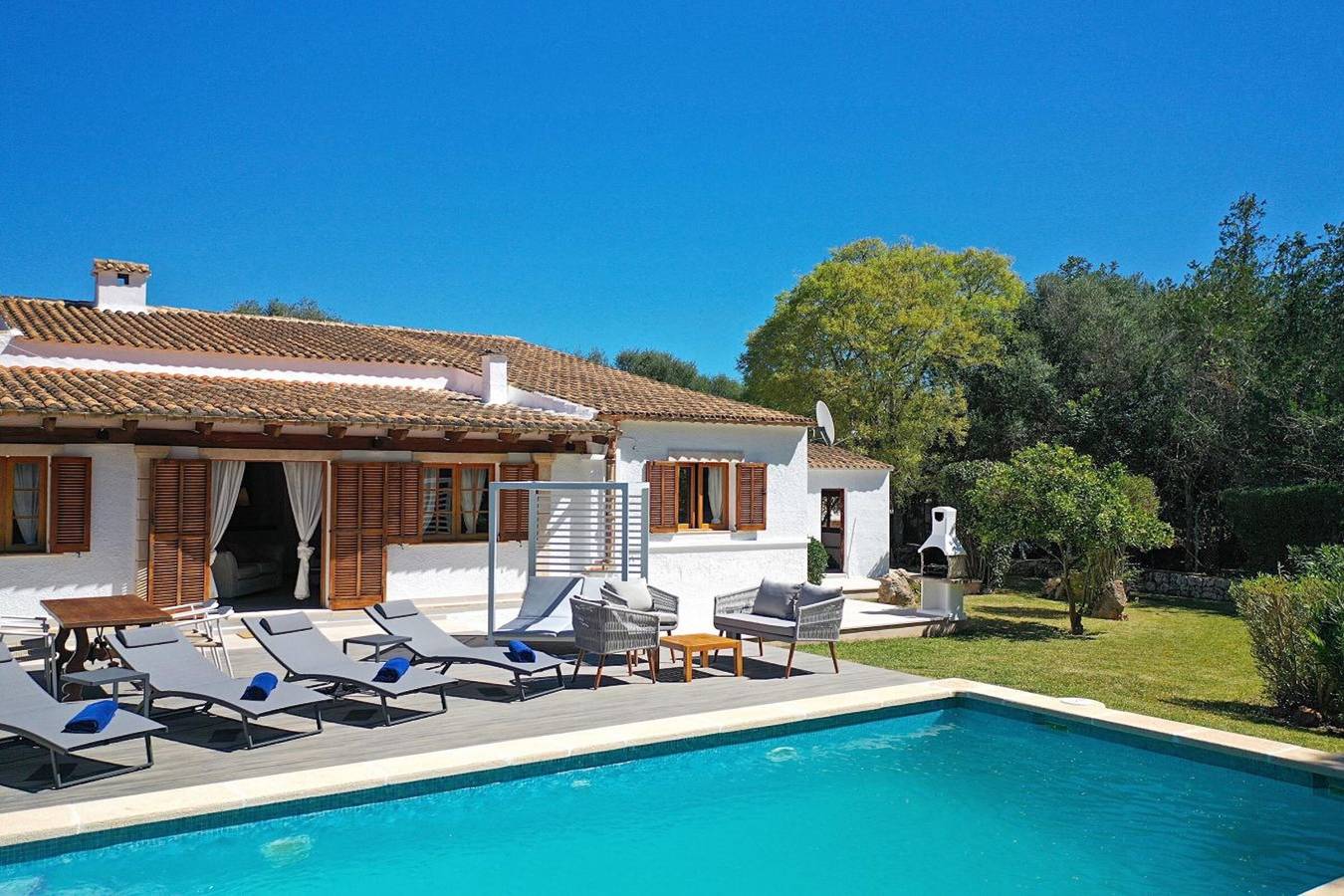 Casa de vacaciones "Alegre" con vistas a la montaña, piscina, jardín y Wi-Fi in Pollensa Ciudad, Pollença
