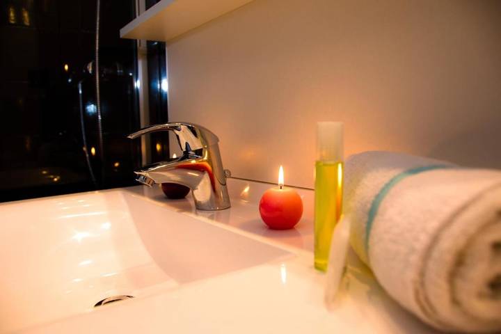 Hôtel, avec Jacuzzi et Terrasse ainsi que Piscine et Sauna à Langueux - 3