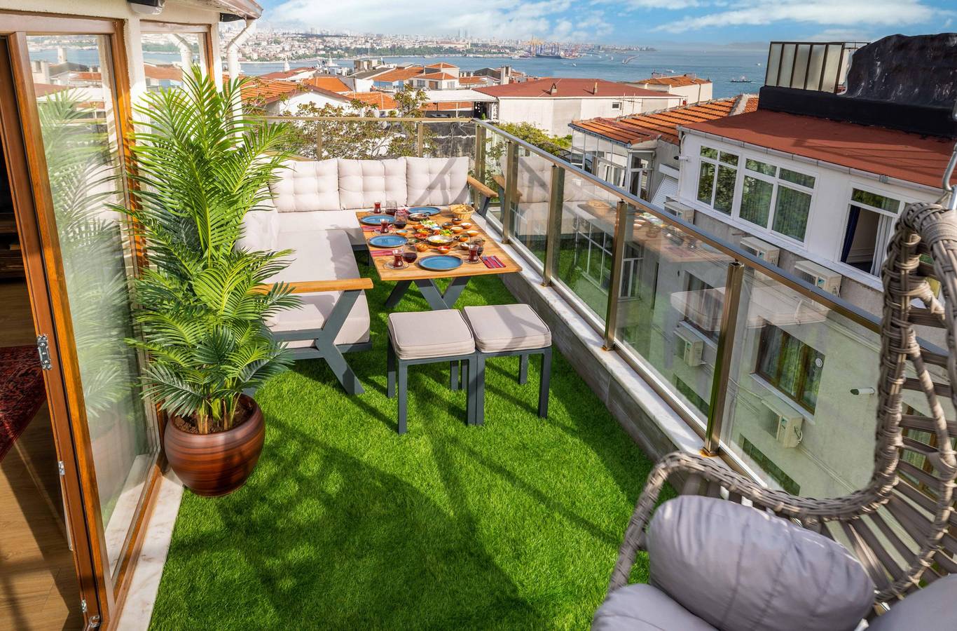 Geheel vakantieappartement, Bosphorus View Apt with 2 Terraces At Monnas Suite in Beyoğlu, Istanbul
