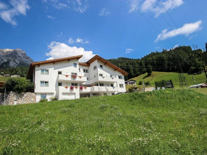 Ferienwohnung für 6 Personen, mit Balkon und Terrasse sowie Garten in Flirsch