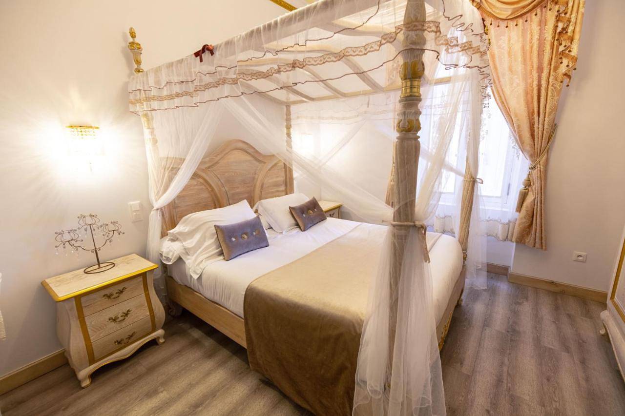 Chambre a Baldaquin Maison de L'Église Du couvent in Narbonne, Côte méditerranéenne (France)