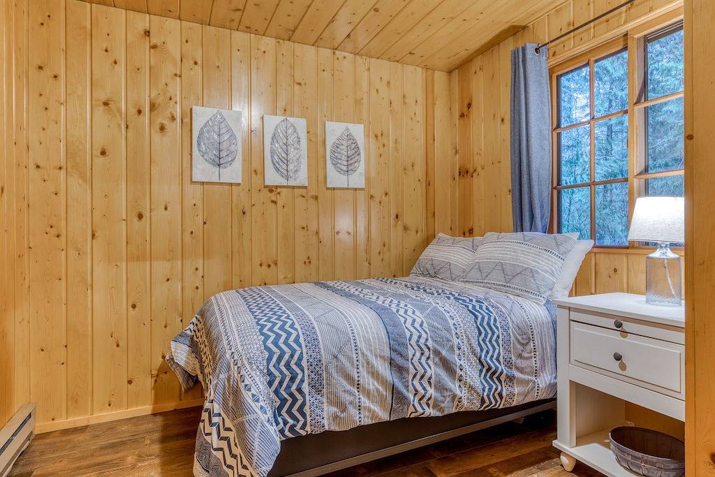 Charming, riverfront cabin with fireplace - dog-friendly in Welches, Mount Hood