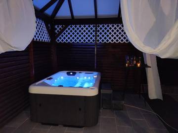 Gîte pour 2 personnes, avec jacuzzi et terrasse à Baillif