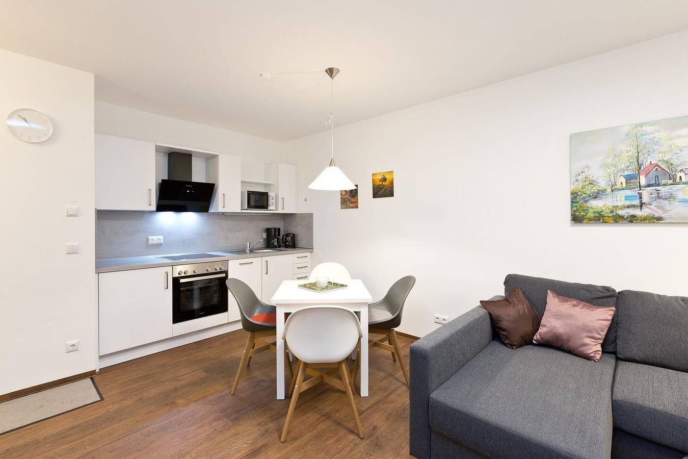 Ganze Wohnung, Zentrales Ferienapartment mit Terrasse am Hafen in Röbel/Müritz. in Röbel, Müritz