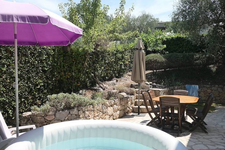 Vakantiehuis voor 4 personen, with tuin and whirlpool as well as terras in Valbonne