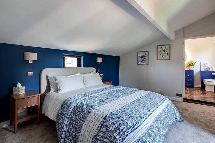 Luxury Canal-side Cottage with Cosy Hot Tub in Chester, West Cheshire und Chester