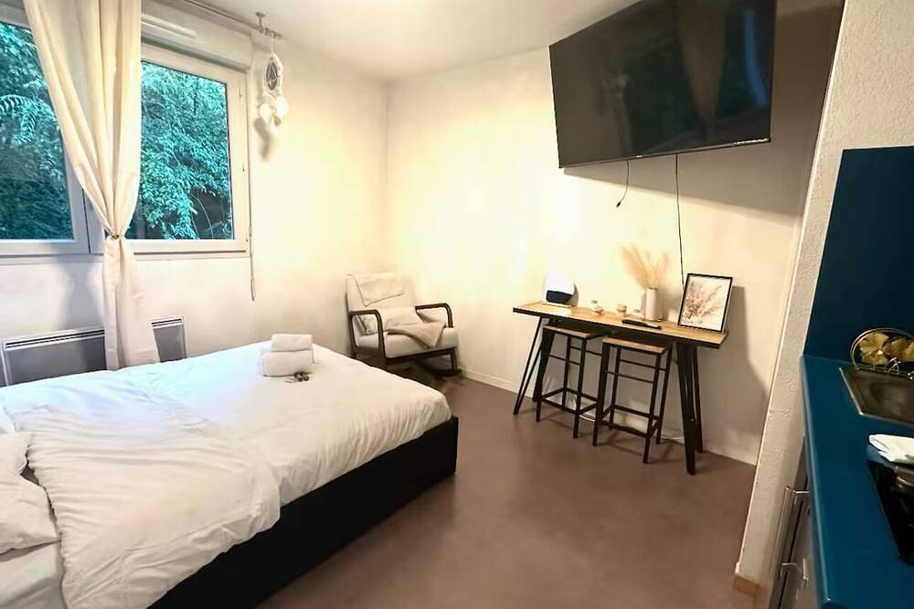Entire apartment, Central, fully-equipped studio Lyon kitchen included in Caluire-et-Cuire, Rhône