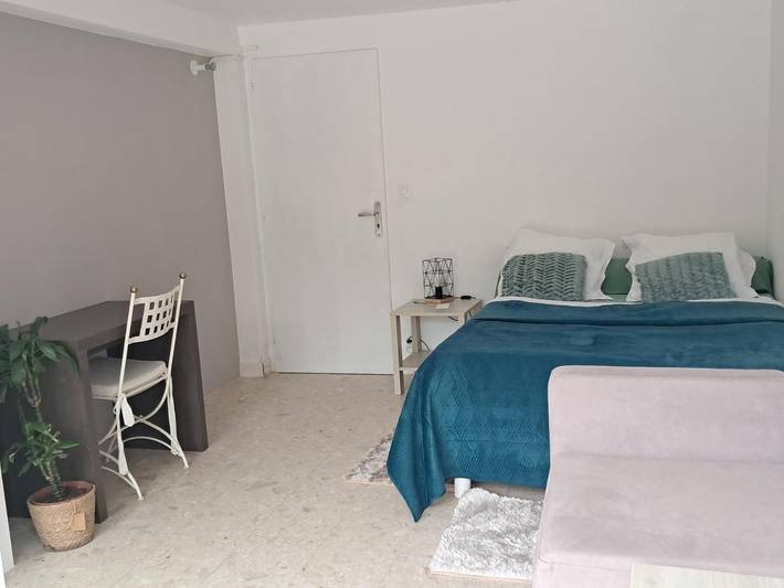 Location de vacances pour 2 personnes, avec terrasse et piscine ainsi que vue et jardin, animaux acceptés à Distré - 3