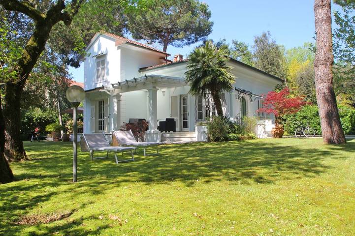 Villa für 8 Personen, mit Garten in Massa