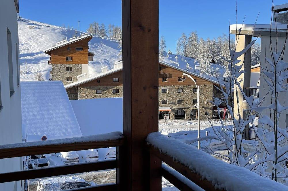 Entire apartment, Le Val D'Azur - 2 Rooms in the center of Valberg (Wifi, Swimming pool, Parking) in Péone, Nice region