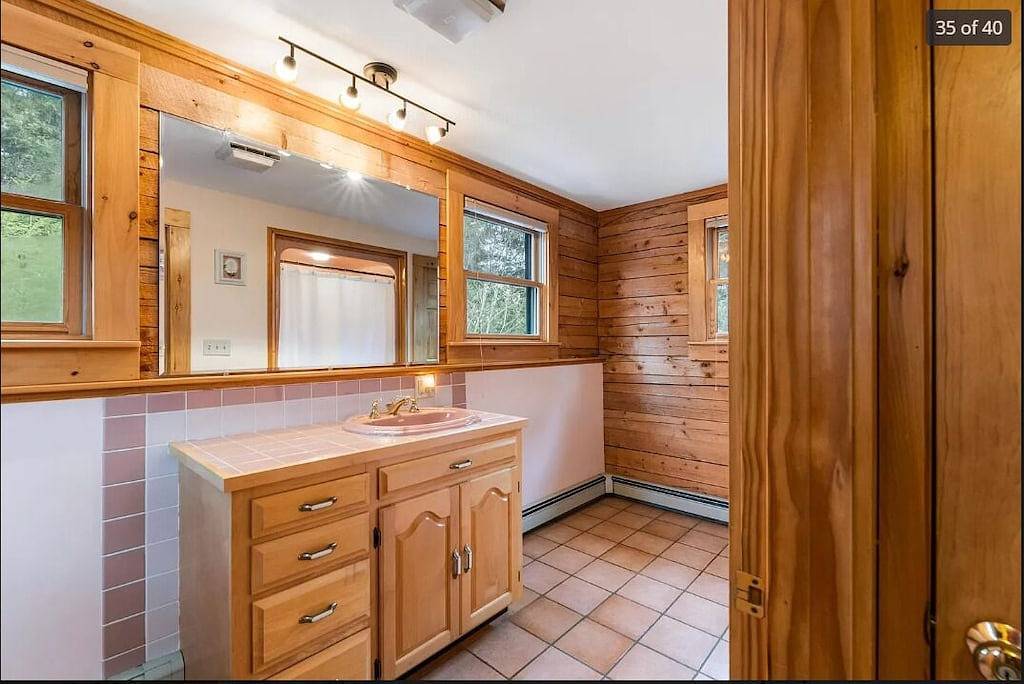 Centrally Located Custom Log House in Newbury (NH), New Hampshire