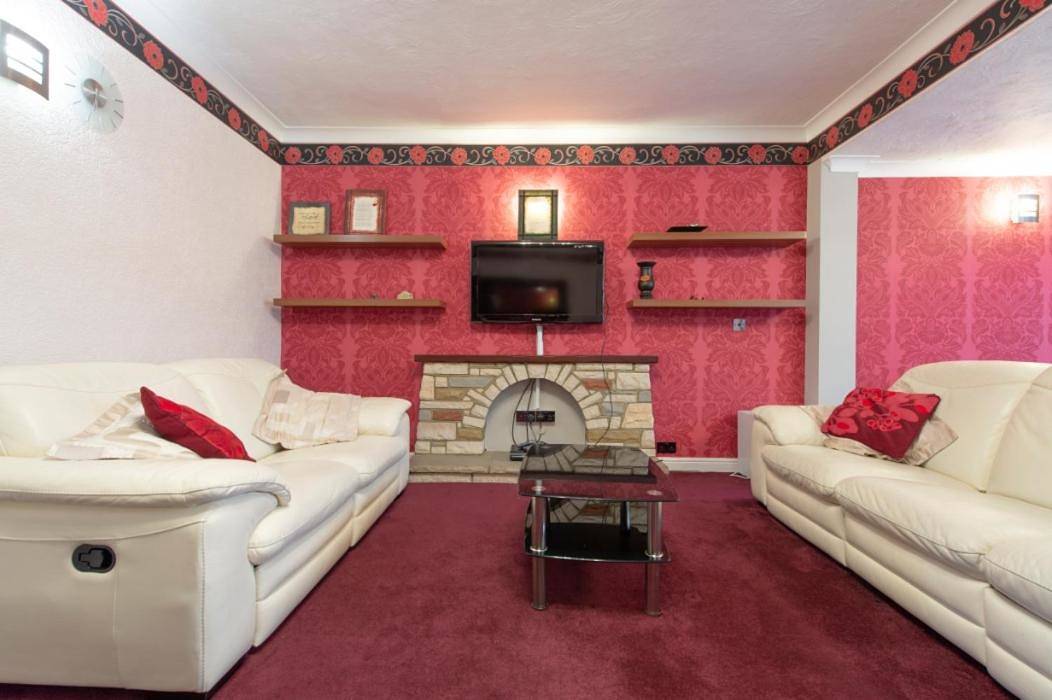 Ganze Wohnung, Two-Bedroom Apartment in Havering, London