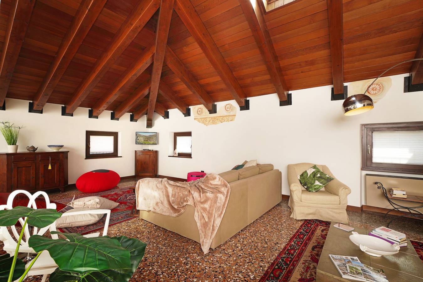 Entire apartment, Peschieraloft in Peschiera del Garda, Garda Mountains