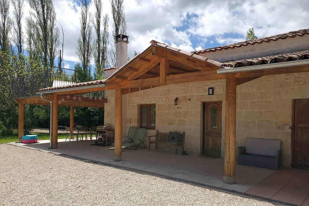 Mas of character in peace in Bernis, Côte méditerranéenne (France)