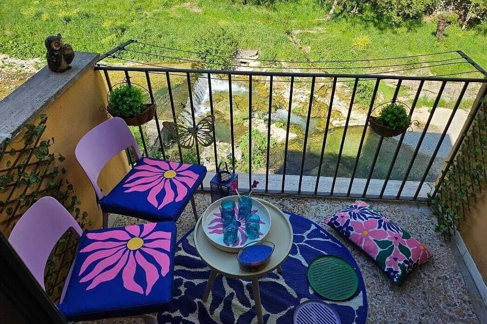 Accogliente casa per famiglie, con terrazzi sul  fiume, circondata dal verde in Antrodoco, Provincia di Rieti