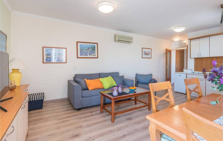 Ganze Ferienwohnung, Gemütliche Ferienwohnung mit Meerblick, Terrasse und Parkplatz, 800 m vom Strand entfernt in Općina Sveti Filip i Jakov, Zadar