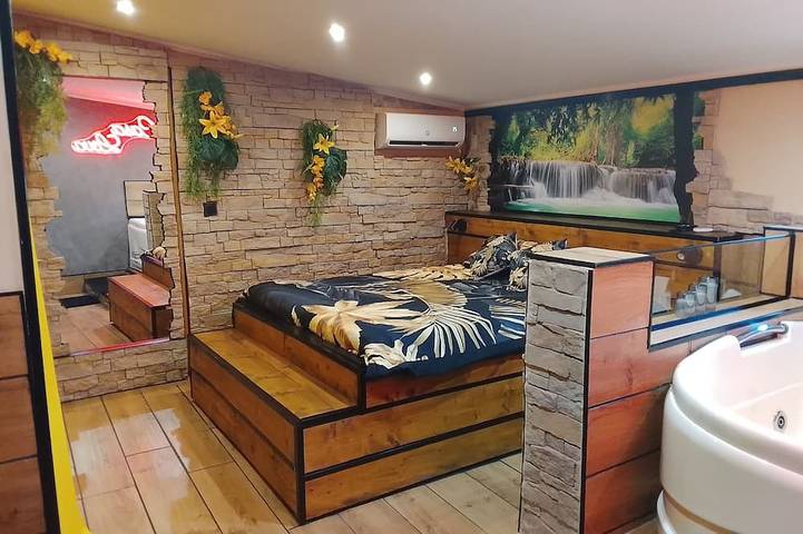 Casa Lova Jacuzzi, whirlpool bath. Romantic setting Escape and relaxation ❤️ in Entraigues-sur-la-Sorgue, Vaucluse