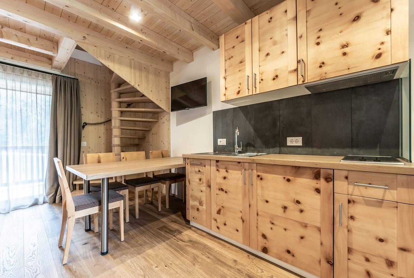 Ganze Wohnung, Ferienwohnung "Le Table E" mit Bergblick, Garten und Wlan in San Vigilio di Marebbe, Enneberg