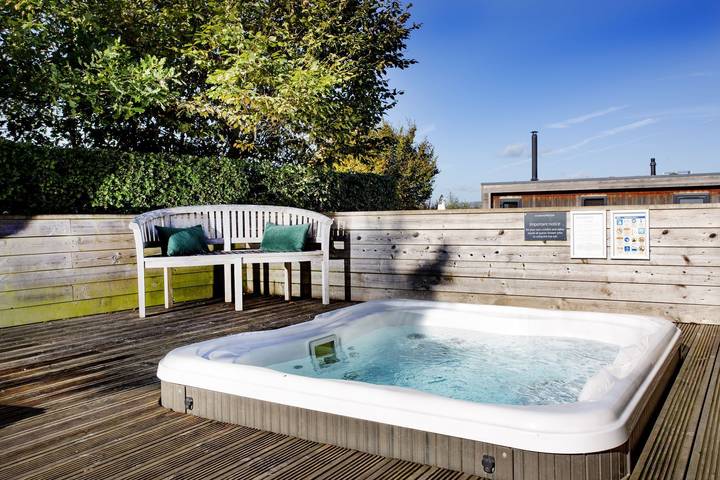 Chalet for 4 people, with hot tub in Somerset