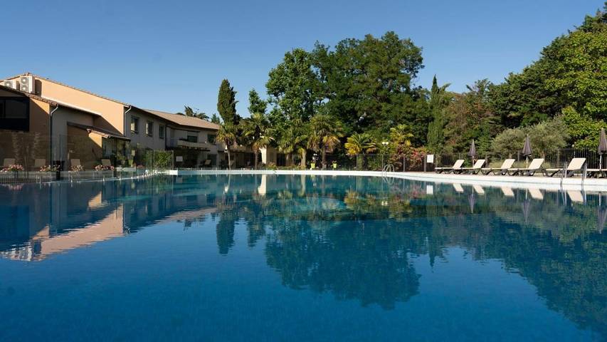 Hôtel pour 3 personnes, avec Jacuzzi et Terrasse ainsi que Jardin et Piscine