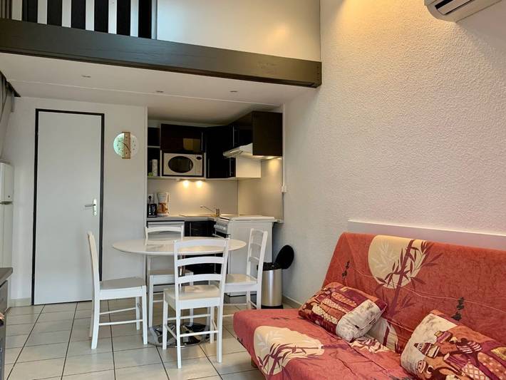 Appartement entier, Maison familiale à Loupian avec piscine commune et climatisation in Loupian, Côte méditerranéenne (France)