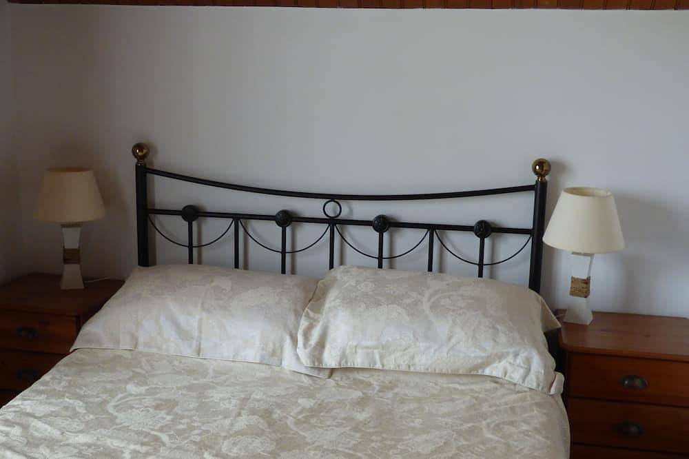 Stunning Brittany cottage right on the bank of the River Vilaine. in Guipry, Región de Redon