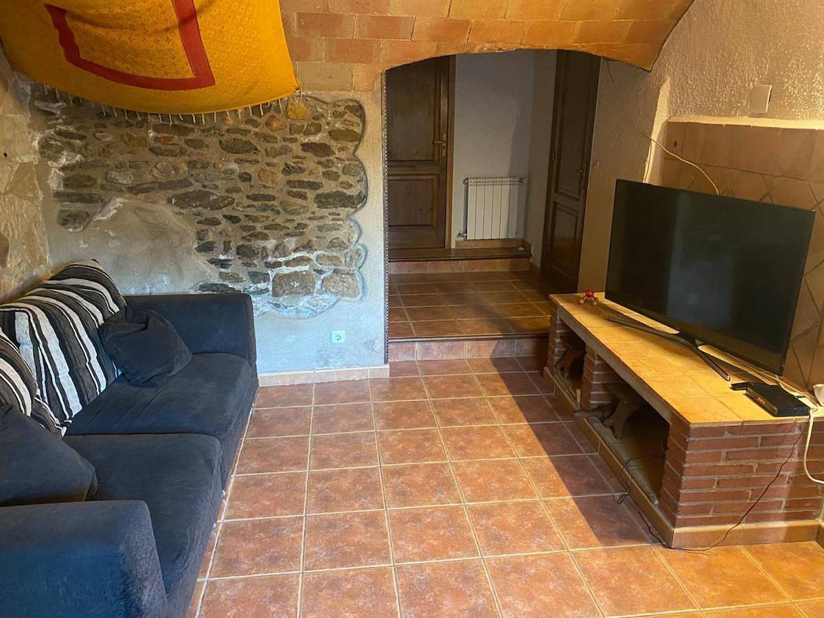 Charming village house for families & cyclists in Juià, Gironès