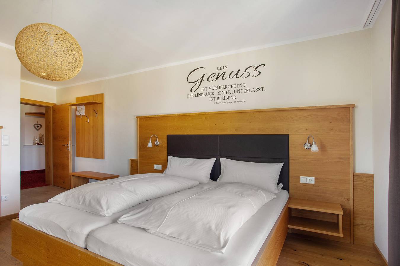 Zimmer 16 - Doppelzimmer Mit Schlafsofa mit Bergblick, Gemeinschaftsterrasse und Wi-Fi in Breitenberg, Ostbayern