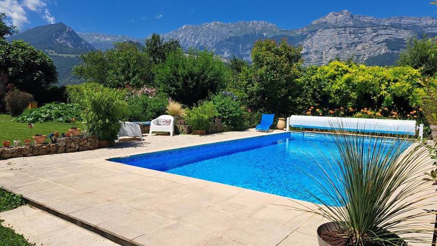 Cottage pour 2 personnes, avec terrasse ainsi que piscine et vue à Vif (Isère)