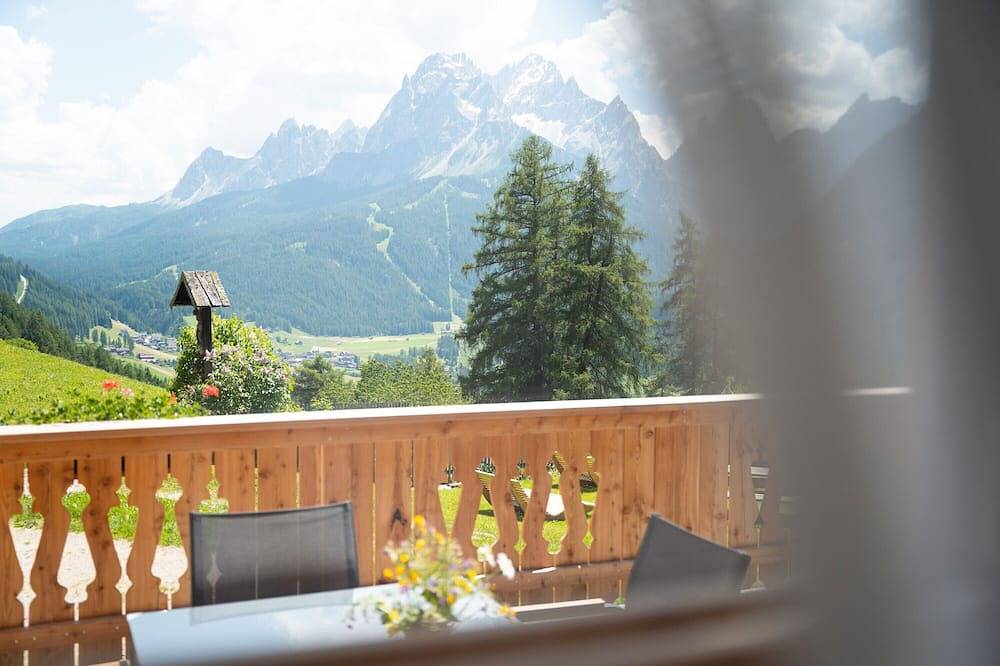 Entire apartment, Holiday Apartment 'Berg' with Mountain View, Shared Garden and Wi-Fi in Sexten, South Tyrol