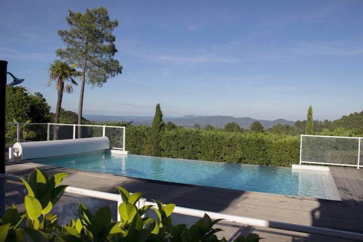 Location de vacances pour 2 personnes, avec piscine ainsi que vue et jardin à Banne - 3