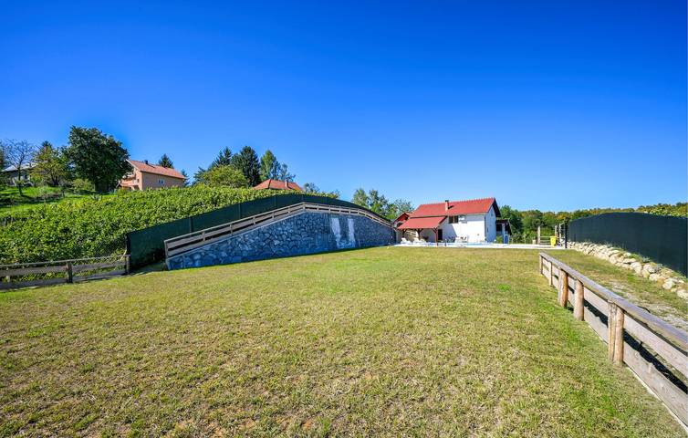 Holiday home for 8 people, with terrace and garden as well as pool and view, with pets - 1