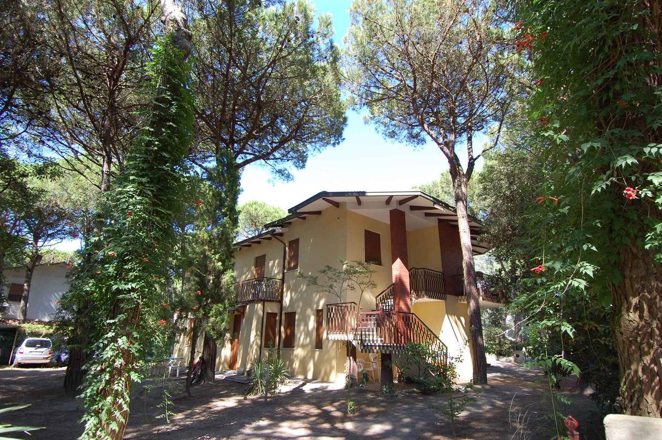 Apartamento vacacional entero, Apartamento vacacional en un terreno sombreado con pinos  in Rosolina Mare, Polesine