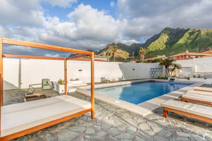 Appartement entier, Karat Villa Bajamar Seaview : Élégance nordique et chaleur indonésienne in Bajamar, San Cristóbal de La Laguna