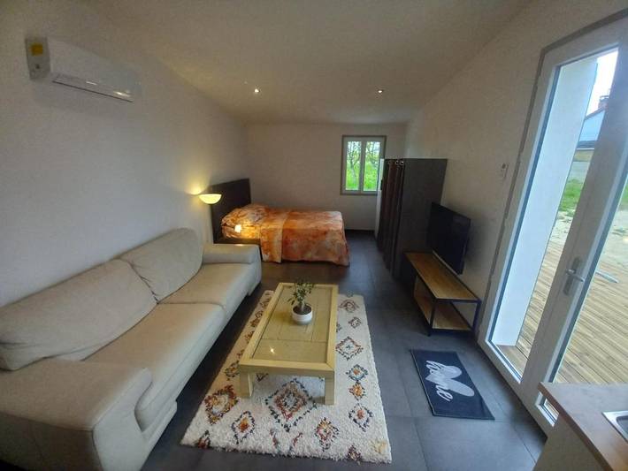 Gîte pour 2 personnes, avec Terrasse ainsi que Jardin et Vue à Villefargeau