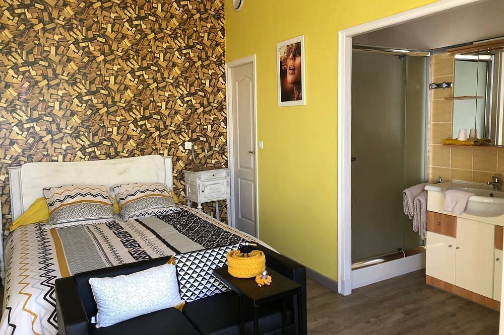 The Élise room offers calm, comfort and nature in Castelsarrasin, Tarn y Garona