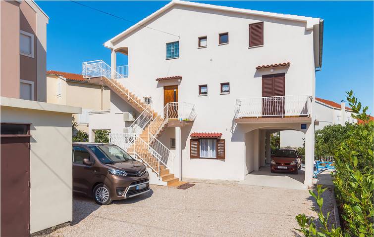 Ganze Ferienwohnung, Urlaub am Meer: Modernes Apartment mit Terrasse und WLAN, nur wenige Schritte vom Strand entfernt in Plaža hotela Spongiola, Brodarica