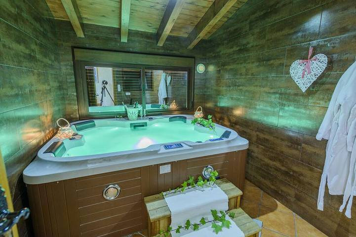 Gîte pour 4 personnes, avec Balcon ainsi que Jacuzzi et Piscine