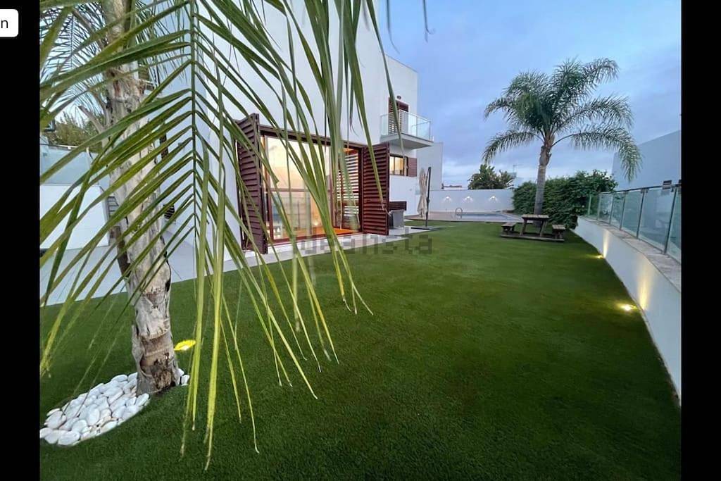 Casa con piscina privada y espectaculares vistas a Sevilla in Montequinto, Dos Hermanas