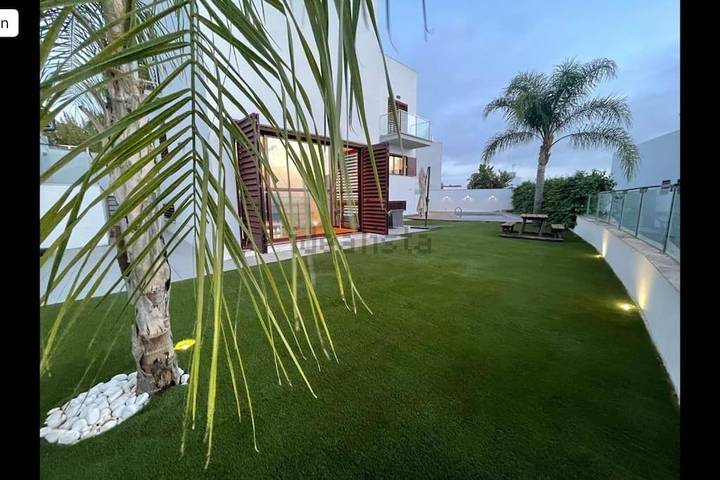 Casa rural para 8 personas, con Balcón y Terraza además de Jardín y Piscina en Dos Hermanas